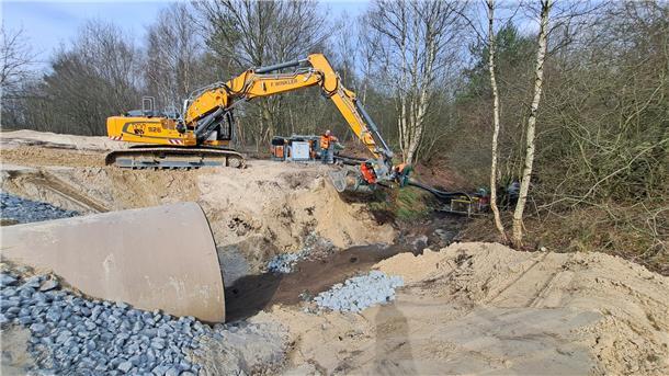 Bilderstrecke von der A27-Baustelle: Die besten Fotos der Woche Der umgeleitete Grienenbergsmoorgraben wird mit einem Bagger wieder freigeschaufelt und fließt in den neuen Durchlass.