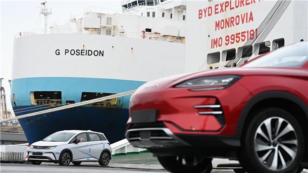 Bremerhaven verliert fast ein Viertel seines Autoumschlags Autos vor einem Schiff