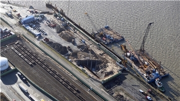 Die Stahlbohlen der neuen Kaje 66 in Bremerhaven werden von einem Ponton aus gerammt und stecken beinahe alle im Untergrund. Das Rammen soll im Februar abgeschlossen sein. 
