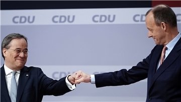 Der unterlegene Friedrich Merz (rechts) gratuliert Armin Laschet zur Wahl als Parteivorsitzender beim digitalen Bundesparteitag der CDU.