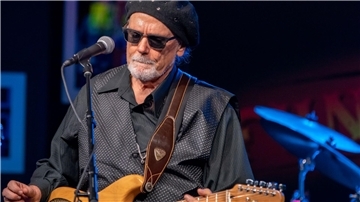 Der US-amerikanische Bluesgitarrist und Sänger Tas Cru gastiert am Samstagabend in der Jahnhalle. Zu seiner Band gehört der Mann, der in der Jahnhalle ansonsten für das Programm verantwortlich ist. Yeti Mansena spielt Klavier und Orgel.