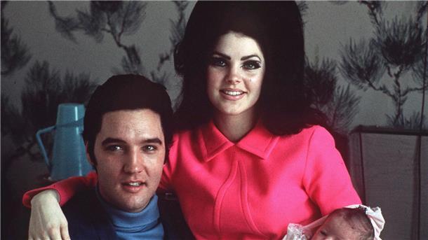 Öffentliche Trauerfeier für Lisa Marie Presley in Graceland Der US-amerikanische Rock’n Roll Star Elvis Presley mit seiner Frau Priscilla und ihrer kleinen Tochter Lisa Marie (1968).