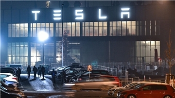 Der US-Elektroautobauer Tesla beschäftigt in seiner Fabrik in Grünheide bei Berlin mehr als 10.000 Mitarbeiter.