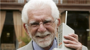 Der US-Ingenieur Martin Cooper hält eines der ersten Mobiltelefone.