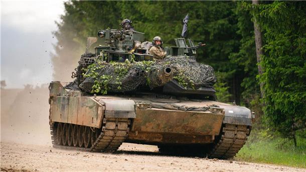 Die Kampfpanzer Leopard, Abrams und Challenger Der US-Kampfpanzer gleicht dem Leopard 2 in weiten Teilen. Den M1 Abrams gibt es seit 1980 in mittlerweile drei Hauptvarianten.