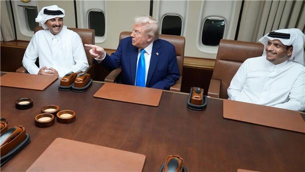 Trump macht Hamas Druck: Tote Geiseln schnell übergeben Der US-Präsident trifft den Emir von Katar und den Ministerpräsidenten des Landes an Bord der Air Force One.