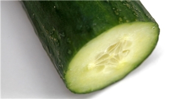 Alte Gurke statt Goldmünze für mehr als 3.000 Euro bekommen Der Vater der Frau nahm das Paket mit der Gurke an und bezahlte. (Symbolbild)