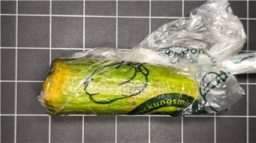 Alte Gurke statt Goldmünze für mehr als 3.000 Euro bekommen Der Vater der Frau nahm das Paket mit der Gurke an und bezahlte.