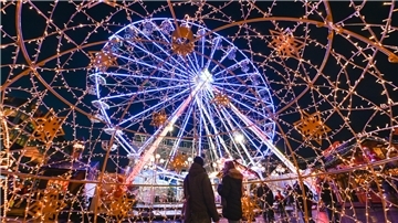 Der Veranstalter hat sich entschieden: Das Licht auf dem Bremerhavener Weihnachtsmarkt soll anbleiben. Gespart wird allerdings trotzdem.