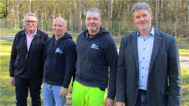 Wasserverband dankt langjährigen Mitarbeitern Der Verbandsvorsitzende Ulrich Mehrkens (links) und der Wasserverband-Geschäftsführer Dr. Stefan Kohl (rechts) gratulierten den Jubilaren Axel Tiedtke (Zweiter von links) und Andreas Kramer.
