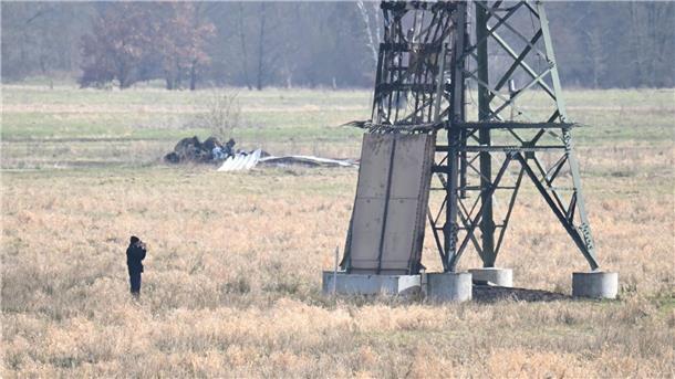 „Dümmste Öko-Terroristen“: Musk äußert sich zu Tesla-Vorfall Der verbrannte Strommast auf einem Feld unweit der Tesla-Fabrik in Grünheide.