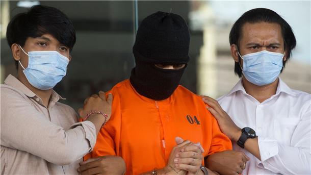 Australier auf Bali vor Gericht: Todesstrafe droht Der Verdächtige wurde nach seiner Festnahme im Mai in einem orangen Sträflingsanzug der Presse vorgeführt.