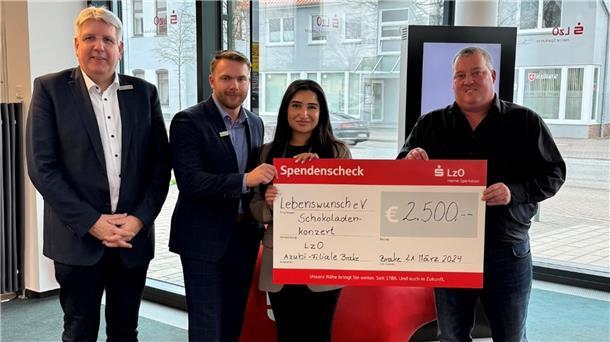 Der Verein „Lebenswunsch“ aus Ovelgönne erhält eine Spende von Auszubildenden der LzO.