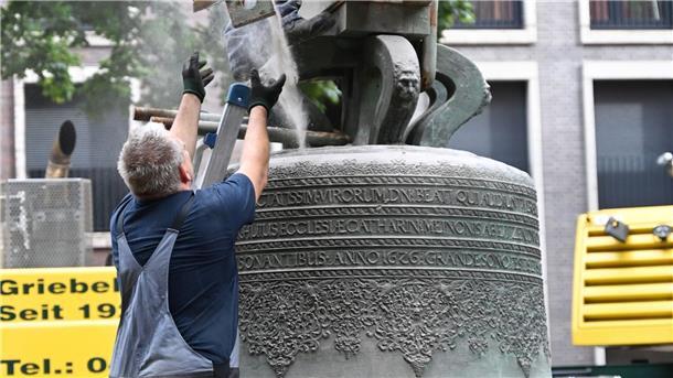 Der Vergleich zu diesen Männern zeigt, wie groß die Gloria-Glocke ist.