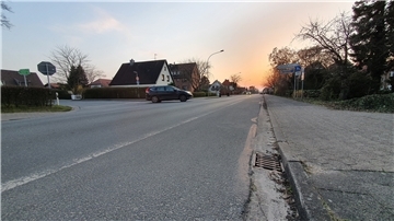 Eine Straßenkreuzung auf der ein Auto fährt.