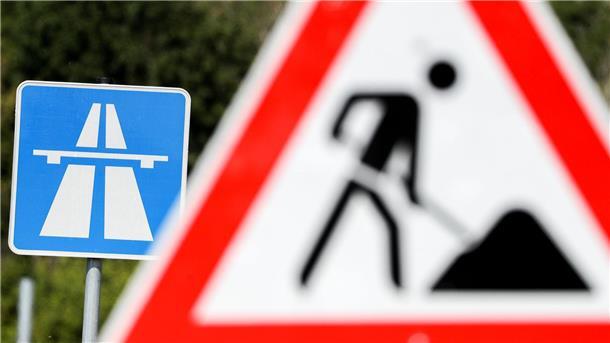 Autobahn, Schiene, Klimaschutz - das Dilemma der Ampel Der Verkehrsbereich ist für viele das größte „Sorgenkind“ beim Klimaschutz.