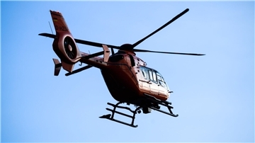Der Verletzte wurde mit einem Rettungshubschrauber ins Krankenhaus gebracht. (Symbolbild) 