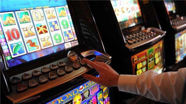 Spielsüchtige im Fokus: Zevener sucht Unterstützer für unbürokratische Hilfe Spieler am Glücksspielautomat.