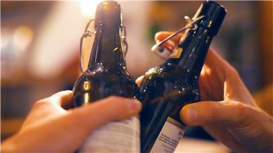 Der vermeintliche Trostspender Alkohol wird zum Problem in der Corona-Krise: Suchtberatungsstellen verzeichnen bundesweit eine erhöhte Nachfrage von Hilfesuchenden.