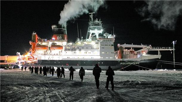 Der Versorgungseisbrecher „Kapitan Dranitsyn“ musste sich bei der „MOSAiC“-Expedition den Weg durch schwierige Eisverhältnisse bahnen, um die „Polarstern“ zu erreichen. Nun verschnauft er 970 Meter entfernt von ihr. Es gibt Bilder vom Crewwechsel und die Nachricht von zwei Rekorden.