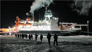 Der Versorgungseisbrecher „Kapitan Dranitsyn“ musste sich bei der „MOSAiC“-Expedition den Weg durch schwierige Eisverhältnisse bahnen, um die „Polarstern“ zu erreichen. Nun verschnauft er 970 Meter entfernt von ihr. Es gibt Bilder vom Crewwechsel und die Nachricht von zwei Rekorden.