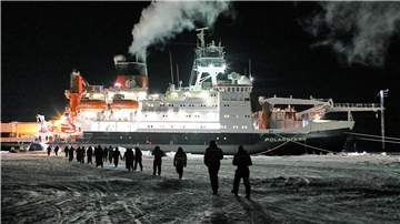 Der Versorgungseisbrecher „Kapitan Dranitsyn“ musste sich bei der „MOSAiC“-Expedition den Weg durch schwierige Eisverhältnisse bahnen, um die „Polarstern“ zu erreichen. Nun verschnauft er 970 Meter entfernt von ihr. Es gibt Bilder vom Crewwechsel und die Nachricht von zwei Rekorden.