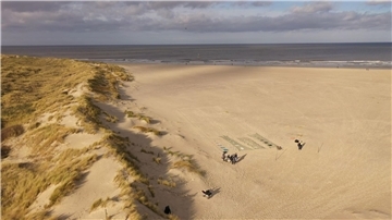 Plastikmüll auf Meeren soll mithilfe von KI erfasst werden Der Versuchsaufbau aus der Vogelperspektive am Strand von Spiekeroog.