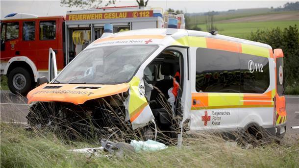 Der verunfallte Krankenwagen an der Unfallstelle auf einer Straße zwischen Geslau und Colmberg im Landkreis Ansbach.