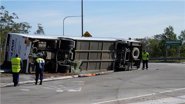 Tödliches Busunglück nach Hochzeitsfest in Australien Der verunglückte Bus in der Nähe der Stadt Greta nördlich von Sydney in Australien.