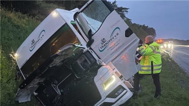 Ungewöhnlicher Auffahrunfall auf der A 1 bei Rade Der verunglückte Sattelzug landete schließlich im Straßengraben.