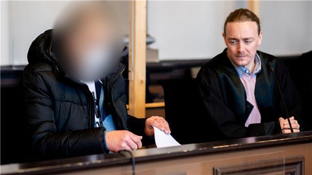 Der verurteilte Doppelmörder sitzt im Gerichtssaal neben seinem Verteidiger Jan Raschka,