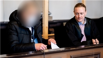 Der verurteilte Doppelmörder sitzt im Gerichtssaal neben seinem Verteidiger Jan Raschka,