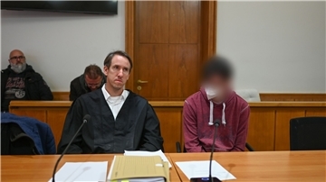 Der verurteilte Mörder (r) der elfjährigen Lena vor Prozessbeginn im Landgericht Oldenburg neben seinem Pflichtverteidiger.