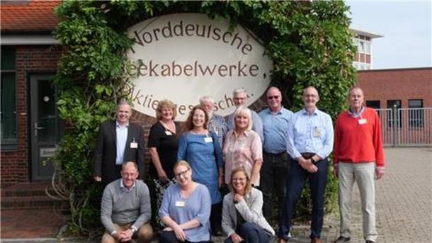Der Verwaltungsrat der BKK Melitta HMR vorm Pförtnerhäuschen der Norddeutschen Seekabelwerke.