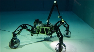 Vierarmiger Unterwasser-Roboter im Schwimmbecken.