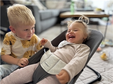 Zwei Kinder: Der vierjährige Piet (links) ist für seine kleine Schwester Enie eine wichtige Stütze. Mit seiner liebevollen Art bringt er sie immer wieder zum Lächeln.