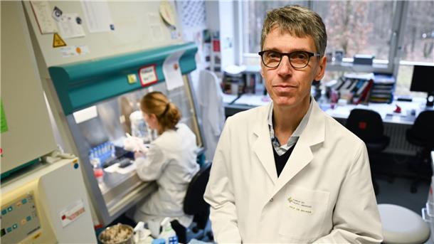 Der Virologe Professor Stephan Becker leitet das Institut für Virologie an der Uni Marburg in Hessen und forscht an einem Impfstoff gegen das Coronavirus.