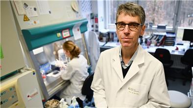 Der Virologe Professor Stephan Becker leitet das Institut für Virologie an der Uni Marburg in Hessen und forscht an einem Impfstoff gegen das Coronavirus.