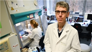 Der Virologe Professor Stephan Becker leitet das Institut für Virologie an der Uni Marburg in Hessen und forscht an einem Impfstoff gegen das Coronavirus.