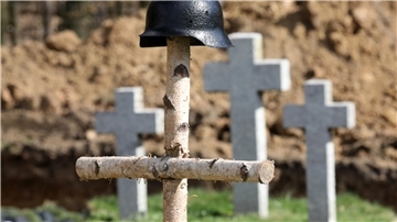 Ein Kreuz mit einem Soldatenhelm