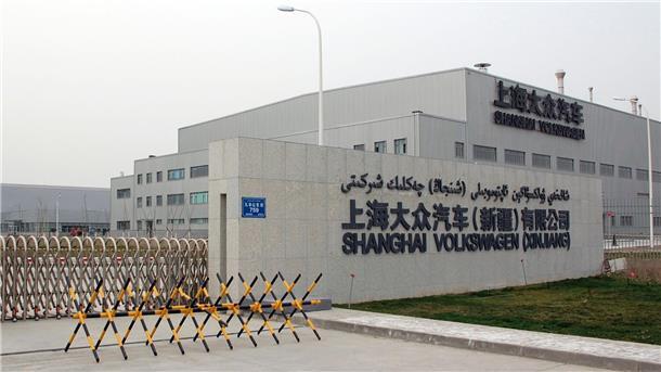 Der Volkswagen-Konzern will weiter an dem Werk in der Region Xinjiang festhalten.