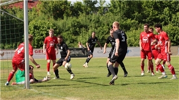 Der von Thore Lohmann parierte Ball kommt zu Leon Stauch (Nummer 5), der ihn humorlos zum 3:0 für Bülstedt/Vorwerk in die Maschen donnert.