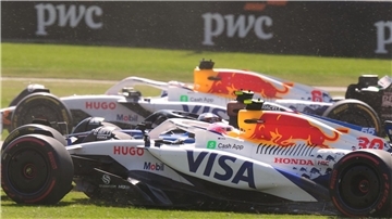 Fahrer flucht: Streckenposten laufen über Formel-1-Kurs Der Vorfall brachte Formel-1-Pilot Liam Lawson mächtig auf die Palme.