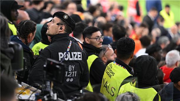 Trauer um Fußball-Fan nach Tod bei Nations-League-Finale Der Vorfall in der Verlängerung sorgte für ein Großaufgebot an Sicherheitskräften und medizinischem Personal auf der Tribüne.