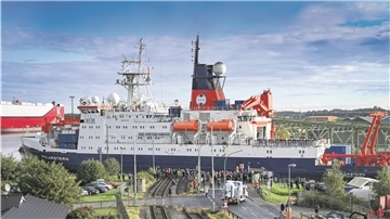 Schiff "Polarstern" vor Hafenkulisse.
