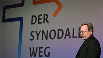 Der Vorsitzende der Deutschen Bischofskonferenz, Georg Bätzing, vor Beginn der Synodalversammlung in Frankfurt.