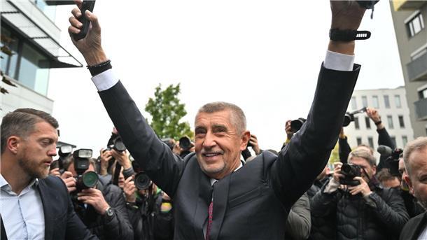Babis will Minderheitsregierung unter seiner Führung Der Vorsitzende der Oppositionsbewegung ANO, Andrej Babis, reagiert nach der Bekanntgabe des Wahlergebnisses.
