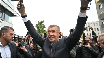 Der Vorsitzende der Oppositionsbewegung ANO, Andrej Babis, reagiert nach der Bekanntgabe des Wahlergebnisses. 