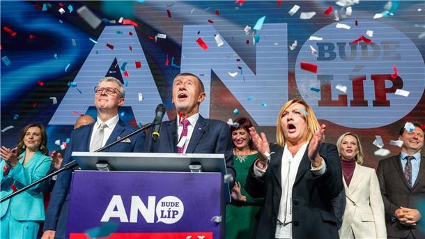Babis will Minderheitsregierung unter seiner Führung Der Vorsitzende der Oppositionsbewegung ANO, Andrej Babis (M), spricht nach der Bekanntgabe des Wahlergebnisses.