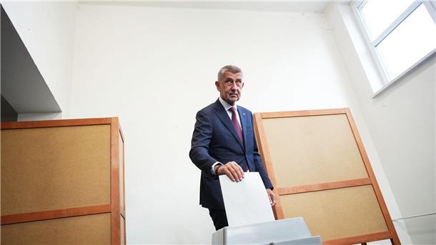 Babis will Minderheitsregierung unter seiner Führung Der Vorsitzende der Oppositionspartei ANO, Andrej Babis, gibt in einem Wahllokal in Ostrava seine Stimme für die Parlamentswahlen ab. (Archivbild)